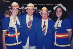 Fernández (izqda.) con la coreógrafa Marisa Mateo y los piragüistas Xabier Etxaniz y Toni Herreros en el desfile inaugural.