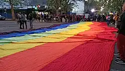 Bandera gigante multicolor de la diversidad