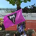 Bandera labrys en la marcha del orgullo, Ruan, Francia, 2019