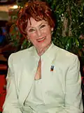 La actriz Marion Ross ha aparecido como invitada en la serie en el papel de la Abuela Pantalones Cuadrados en cuatro ocasiones.