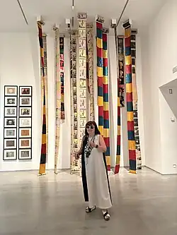 File:Marisa González ante una de sus obras.jpg