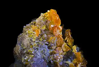 Wulfenita de color caramelo procedente de Marruecos.