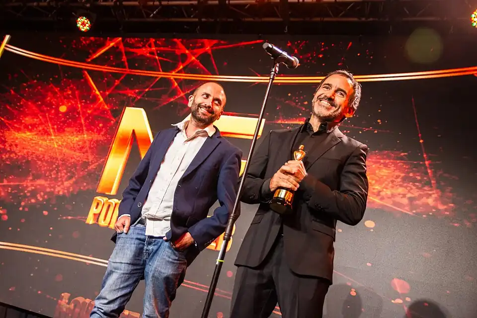 Javier Laquidara e Ignacio Fidanza reciben el Martín Fierro al mejor sitio político