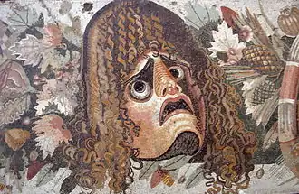 Máscara trágica, hojas y frutas. Detalle de un mosaico del atrio.