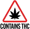 Símbolo de una hoja de cannabis negra dentro de un triángulo rojo redondeado con la inscripción "Contains THC" (Contiene THC) en letras negras.