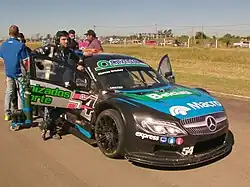 Maximiliano Valle oficiando de Director Deportivo en una competencia de Top Race Series 2017, junto al auto de Marcos Urtubey.