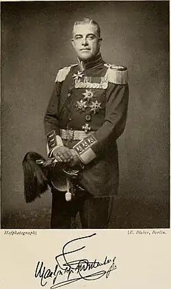 Fotografía y firma, 1913.