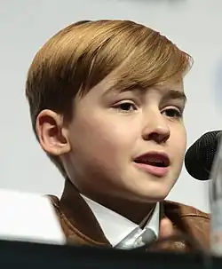 Maxwell Jenkins interpreta a Will Robinson.