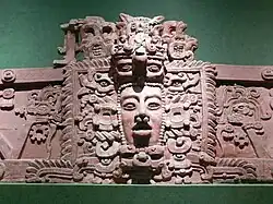 Mascarón maya de estuco proveniente de Calakmul, 250-600 d. C. Periodo Clásico Temprano. Museo Nacional de Antropología (México).