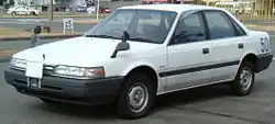 Un automóvil Mazda 323 modelo 1987