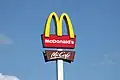Letrero grande de McDonald's.