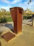 El Ayuntamiento de Lérida ha colocado en la calle Jaume II la escultura FITA, del artista Ángel Eroles, para recordar a los leridanos que fueron deportados a campos de concentración nazis.