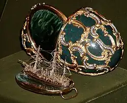 Objeto de vertu por excelencia, el "Huevo memoria del Azov" de Fabergé (1891), contiene una maqueta de barco labrada en oro.