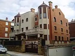 Un edificios de viviendas cerca de la playa, en el barrio de Mendilauta