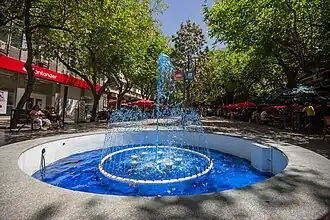 Fuente azul durante el día internacional del hombre en Mendoza, Argentina, 2019.