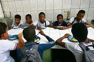 Comedor infantil en una escuela, Centro Educacional Carneiro Ribeiro, Brasil