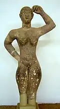 Figura tallada de arenisca con brazo izquierdo elevado