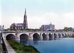 El gran puente de los Muertos, la basílica Saint-Vincent, el templo de Garnison y la catedral de Saint-Étienne, de inicios del siglo XX.