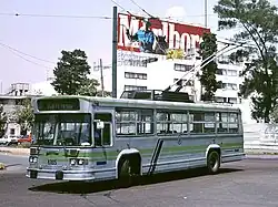 Trolebús circulando por el eje 7 sur, Ciudad de México