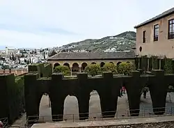 Vista del Patio de Machuca desde el sur (los cipreses recortados sustituyen a los pórticos perdidos),