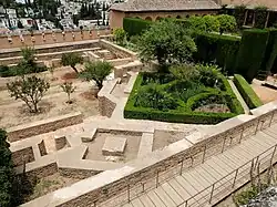 Cimientos de la mezquita en la esquina sureste (ahora ocupada por un jardín), así como alminar (pequeña estructura cuadrada, abajo a la izquierda).