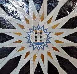 Plus ultra, emblema de Carlos V del siglo&nbsp;XVI, insertado entre los azulejos.