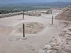 El megaron del complejo de Micenas, visto desde la entrada (la estructura circular del centro es visible al fondo), se observa la antesala y el porche.