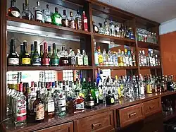 Bebidas alcohólicas embotelladas, mostradas como decoración en un bar en Ecatepec de Morelos, México
