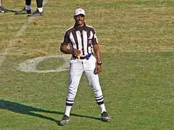 Paso 5: Un referee finalmente da a conocer de manera oficial cual fue la falta cometida y su penalización, junto con la aceptación de la misma por parte del equipo ofendido o su rechazo.