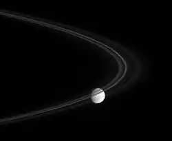 Mimas, detrás del anillo&nbsp;F.