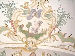 Estuco del siglo XVIII en la iglesia de los jesuitas, Mindelheim . Ahora aparecen tipis y un bisonte a los lados, aunque el antiguo disfraz de plumas sudamericano permanece.