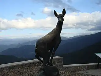 Monumento al Corzo en el mirador del puerto de San Glorio.