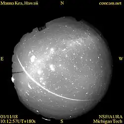 Imagen del cielo de la CONCAM en los observatorios de Mauna Kea el 18 de noviembre de 2001, que muestra el largo rastro de un meteoro Leónidas.