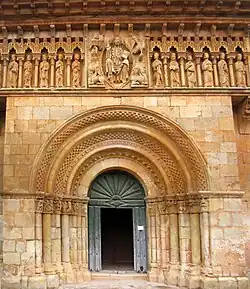 Portada con friso en la iglesia de San Juan Bautista de Moarves de Ojeda