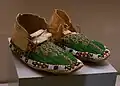 Mocasines posiblemente cheyennes o sioux. Piel, tendón y cuentas de vidrio de colores. Estados Unidos, último cuarto del siglo&nbsp;XIX.