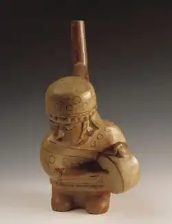 Músico moche con tambor.