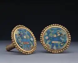 Orejera moche de oro con incrustaciones de piedras preciosas.