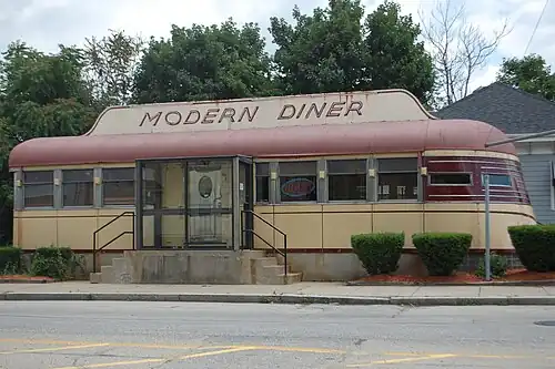 El restaurante Modern Diner en Pawtucket, Rhode Island (1940), sigue el modelo de un vagón de ferrocarril aerodinámico.