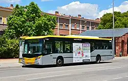 En Gavá, el 269 repintado con los colores de la AMB, en uso desde 2018.