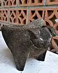 Molcajete trípode con cabeza de cochino (cerdo) procedente de San Salvador el Seco, Puebla, México; modelo muy popular en la taquerías de la Ciudad de México.