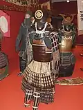 Antigua armadura samurái japonesa del período Edo. Okegawa ni-mai dō gusoku con un momonari kabuto.