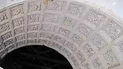 Detalle superior de un arco del monasterio, probablemente obra de Juan de Álava.