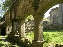 Ruinas del claustro de la Iglesia de São Fins de Friestas, con arcadas cortas.