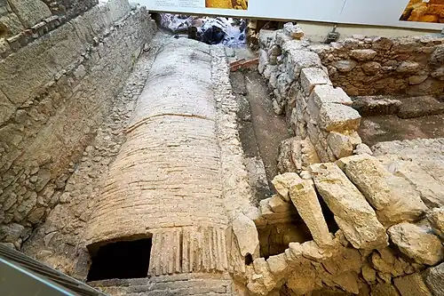 Drenaje de segundo orden de piedra y sección cuadrada (derecha), desembocando en el Erídano reentubado, con ladrillos en bóveda en el siglo&nbsp;II (a la izquierda).