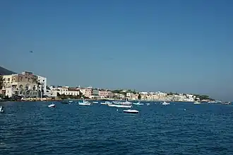 Ischia Ponte, escena en la que Ripley y Philippe llegan a Mongibello (con la casa de Marge en el extremo izquierdo)