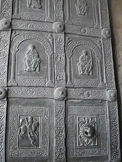 Puerta norte de la catedral de Monreale (c.1190), de Barisano de Trani, consta de veintiocho paneles que representan cuarenta y dos figuras, mostrando una mayor intención escultórica que en sus anteriores puertas.