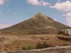 Montaña de Tindaya, considerada sagrada por los antiguos pobladores de Fuerteventura.