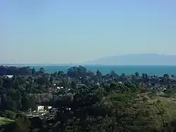 La bahía de Monterrey vista desde Soquel (California). La planta de energía de Moss Landing es visible en la distancia