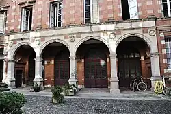 Hôtel de Montval, con medallones de Nicolas Bachelier.