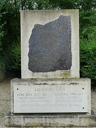 Monumento a los hermanos Haüy, junto a su casa natal en Saint-Just-en-Chaussée.